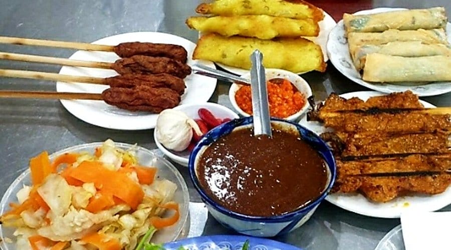 Nếu có dịp dạo chơi chợ đêm Hội An, đừng quên ghé quán bánh xèo Cô Anh – tọa lạc ngay gần khu vực chợ, cực kỳ tiện lợi cho những ai muốn lót dạ sau chuyến tham quan. Bánh xèo ở đây nổi tiếng thơm ngon, giòn rụm, mà giá cả lại vô cùng “hạt dẻ”. Vừa chất lượng, vừa tiết kiệm – một địa chỉ ẩm thực bạn nhất định phải thử khi đến Hội An!