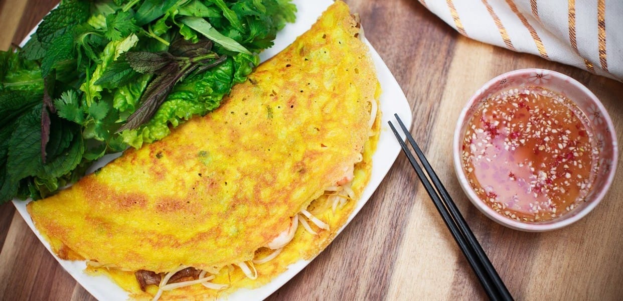 Đến với Hải Đảo, du khách không chỉ được thưởng thức bánh xèo Hội An vàng ruộm, giòn rụm thơm lừng mà còn đắm chìm trong bữa tiệc đa dạng với thịt nướng đậm đà, ram giòn béo, nem nướng thơm phức... Tất cả được phục vụ nhanh chóng, chuẩn vị, mang đến trải nghiệm "ăn một lần – nhớ mãi không quên".