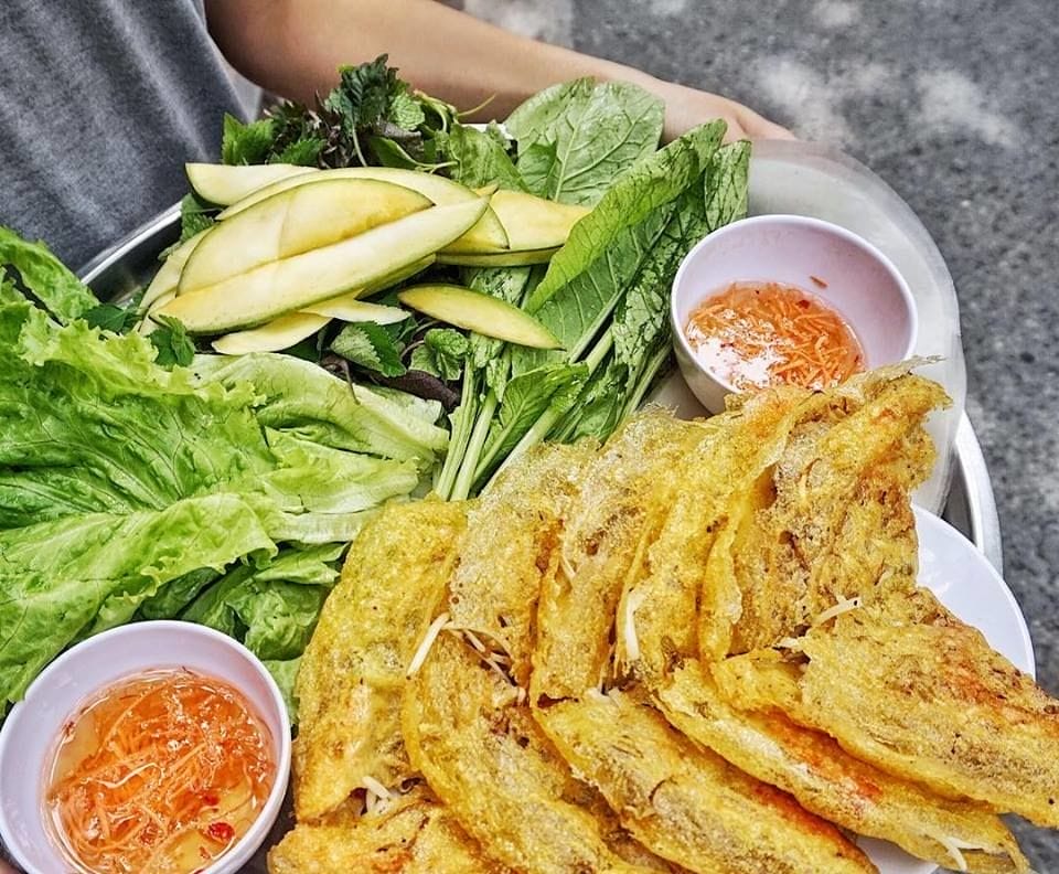Bánh xèo Dũng không chỉ nổi bật với món bánh xèo giòn rụm, thơm lừng, quán còn gây ấn tượng bởi thực đơn phong phú quy tụ nhiều đặc sản phố Hội. Mỗi món ăn tại đây đều được chế biến tỉ mỉ từ nguồn nguyên liệu tươi ngon, mang đậm nét mộc mạc mà tinh tế của ẩm thực địa phương, chắc chắn sẽ khiến bạn mê mẩn ngay từ lần đầu thưởng thức.Bánh xèo Dũng không chỉ nổi bật với món bánh xèo giòn rụm, thơm lừng, quán còn gây ấn tượng bởi thực đơn phong phú quy tụ nhiều đặc sản phố Hội. Mỗi món ăn tại đây đều được chế biến tỉ mỉ từ nguồn nguyên liệu tươi ngon, mang đậm nét mộc mạc mà tinh tế của ẩm thực địa phương, chắc chắn sẽ khiến bạn mê mẩn ngay từ lần đầu thưởng thức.Bánh xèo Dũng không chỉ nổi bật với món bánh xèo giòn rụm, thơm lừng, quán còn gây ấn tượng bởi thực đơn phong phú quy tụ nhiều đặc sản phố Hội. Mỗi món ăn tại đây đều được chế biến tỉ mỉ từ nguồn nguyên liệu tươi ngon, mang đậm nét mộc mạc mà tinh tế của ẩm thực địa phương, chắc chắn sẽ khiến bạn mê mẩn ngay từ lần đầu thưởng thức.