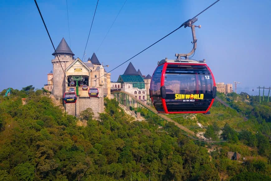 Di chuyển bằng cáp treo đến làng Pháp Bà Nà hills