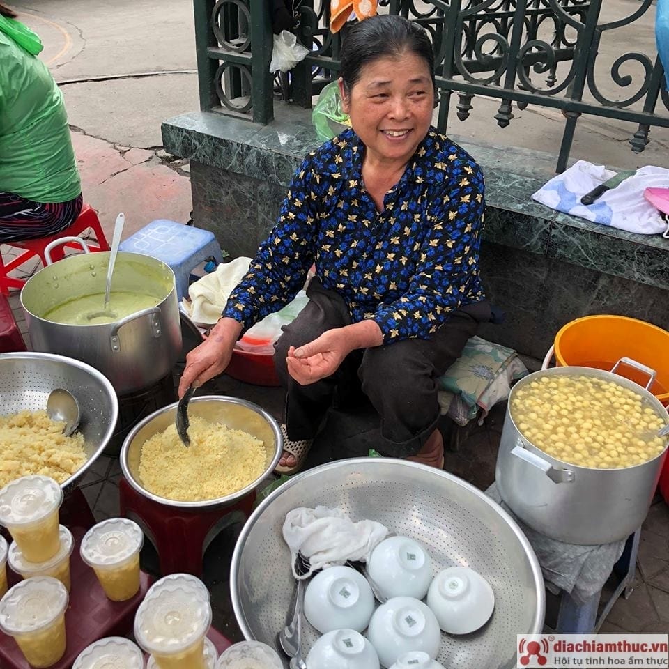 Chè cô Liên – một gánh hàng rong giản dị nép mình dưới tán cây phượng vỹ – lại là điểm dừng chân không thể bỏ lỡ khi dạo chơi phố cổ Hội An. Không biển hiệu hào nhoáng, không bàn ghế sang trọng, chỉ với đôi quang gánh và những nồi chè thơm nức tự tay nấu, cô Liên đã "ghi điểm" trong lòng biết bao thực khách gần xa.
