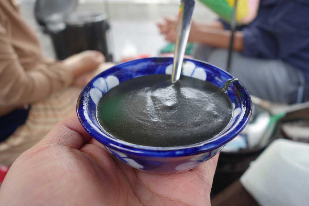 Chè mè đen hay còn gọi là chè xí mà  là món ngon nức tiếng với vị béo bùi, sánh mịn quyện cùng hương thơm đặc trưng của mè đen rang. Chỉ cần một thìa thôi cũng đủ khiến bạn “đổ gục” vì độ hấp dẫn khó cưỡng. Chính bởi hương vị đặc biệt ấy mà quán chè mè đen này đã trở thành một trong những địa chỉ chè ngon nhất định phải thử khi đến Hội An. Lưu ý, quán chỉ bán đến 9h sáng, nên nếu không muốn bỏ lỡ, hãy ghé ngay đối diện số 118 Nguyễn Trường Tộ từ sớm nhé!