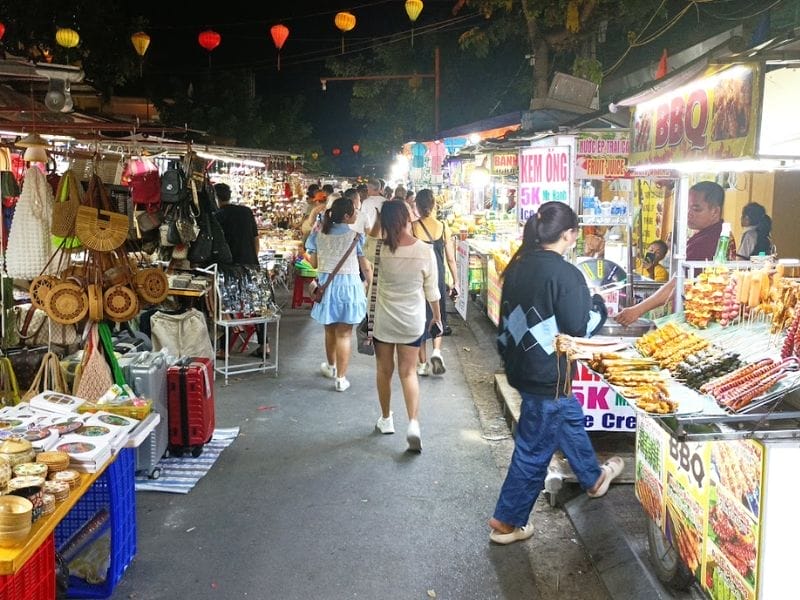Chợ Hội An với những thức quà đa dạng 