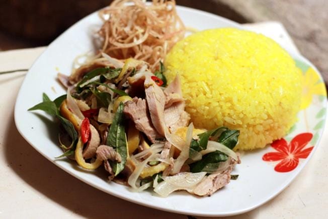 Nhắc đến ẩm thực Hội An, Cơm gà Bà Buội luôn là cái tên được xướng lên đầu tiên. Nổi tiếng từ những năm 1950, quán cơm gà Hội An này nằm giữa lòng phố cổ này vẫn luôn tấp nập thực khách đến thưởng thức món ăn trứ danh.