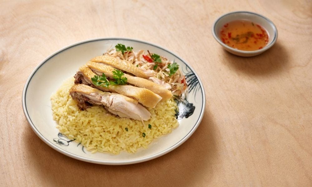 Nếu là tín đồ của món cơm gà Hội An, bạn chắc chắn không nên bỏ qua cơm gà Cô Hương – một trong những địa chỉ luôn nằm trong top quán cơm gà ngon nhất Hội An, thu hút đông đảo du khách gần xa. Mỗi đĩa cơm ở đây không chỉ được bày trí bắt mắt mà còn gây ấn tượng mạnh bởi hương vị thơm ngon, đậm đà và chất lượng đồng đều.