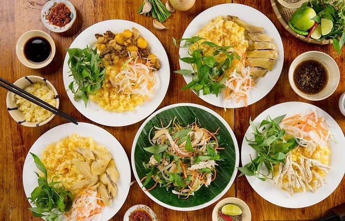 Cơm gà Cô Mận ngay sát Chùa Cầu, là điểm dừng chân yêu thích của nhiều du khách khi đến Hội An. Không chỉ gây ấn tượng bởi mức giá “hạt dẻ”, quán còn níu chân thực khách với đĩa cơm nóng hổi, gà ta luộc mềm ngọt, chắc thịt, nước chan đậm đà chuẩn vị miền Trung.