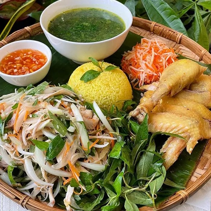 Quán chuyên phục vụ cơm gà thơm ngon chuẩn vị, với thịt gà mềm ngọt tự nhiên, cơm dẻo béo nhẹ nhờ nấu từ nước luộc gà đậm đà. Mỗi phần ăn được hoàn thiện với nước chấm đặc trưng, tạo nên hương vị khó quên ngay từ lần đầu thưởng thức. Không gian rộng rãi, thoáng đãng cùng phong cách phục vụ nhanh nhẹn, thân thiện giúp thực khách tận hưởng trọn vẹn nét tinh túy của ẩm thực truyền thống trong từng bữa cơm.