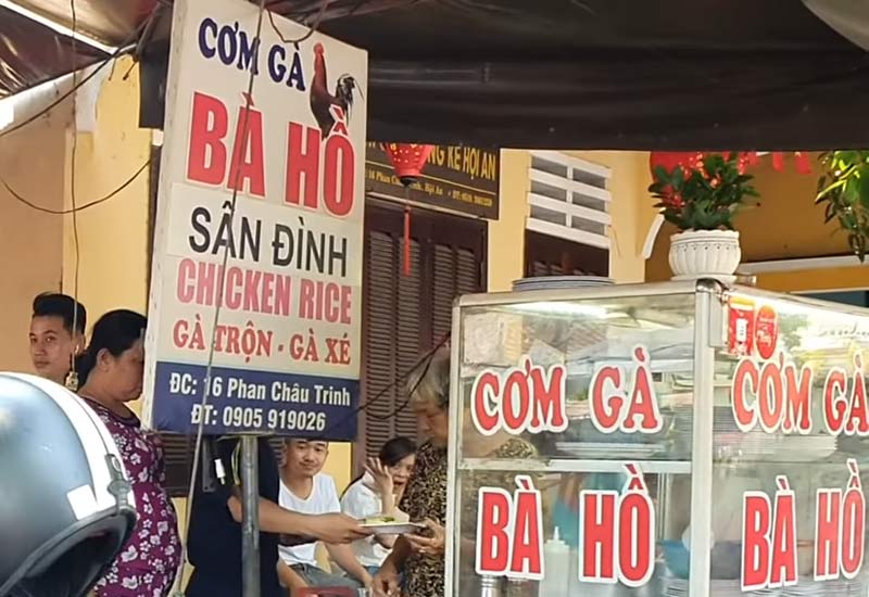 Nằm trên con phố Phan Chu Trinh nhộn nhịp, Cơm gà Bà Hồ là một quán ăn bình dân mang đậm hơi thở gia đình, nơi khiến bao du khách phải “phải lòng” bởi hương vị cơm gà thơm ngon, mộc mạc. Không gian nhỏ xinh, ấm cúng như chính ngôi nhà thân quen, cùng cách phục vụ gần gũi khiến ai ghé qua cũng thấy thân tình.