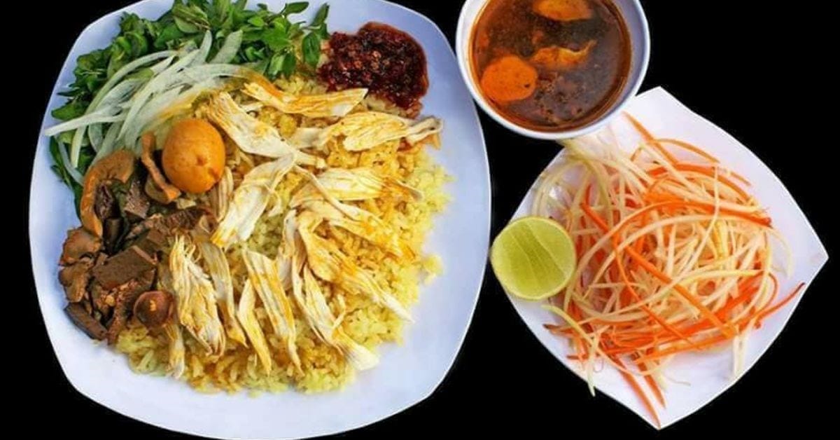 Cơm gà Hội An - Long là một trong những quán ăn được yêu thích nhất phố cổ, nơi níu chân thực khách bằng hương vị cơm gà đậm đà khó quên. Quán không chỉ là điểm đến quen thuộc của người dân địa phương mà còn là "tọa độ ẩm thực" được nhiều du khách truyền tai nhau khi ghé thăm Hội An.