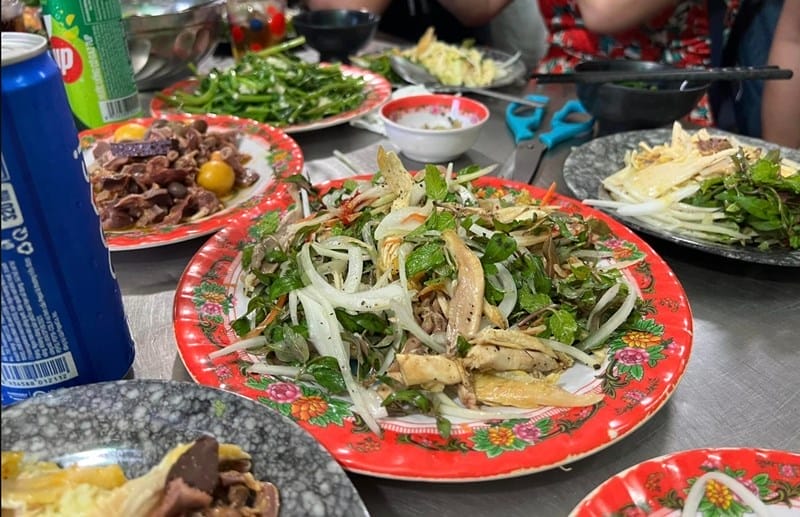 Một địa chỉ cơm gà siêu ngon nằm khiêm tốn trên phố Phan Chu Trinh mà ít ai ngờ tới chính là quán Cơm gà Bà Lắm. Dù không quá nổi tiếng với khách du lịch, quán lại là điểm dừng chân quen thuộc của nhiều người dân địa phương và đó chính là dấu hiệu của một quán ngon thực thụ.