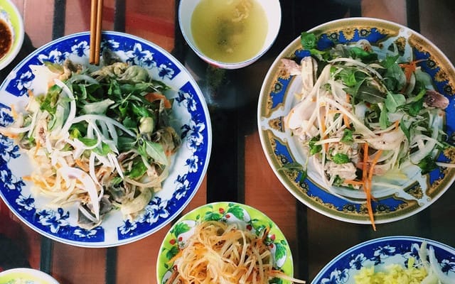 Cơm gà Bà Thuận ghi điểm với hương vị đậm đà, gà được xé vừa ăn, da mềm béo, thấm đều gia vị khiến bạn chỉ muốn ăn mãi không thôi. Mỗi miếng gà như tan trong miệng, quyện cùng vị cơm thơm dẻo khiến thực khách khó lòng quên được.