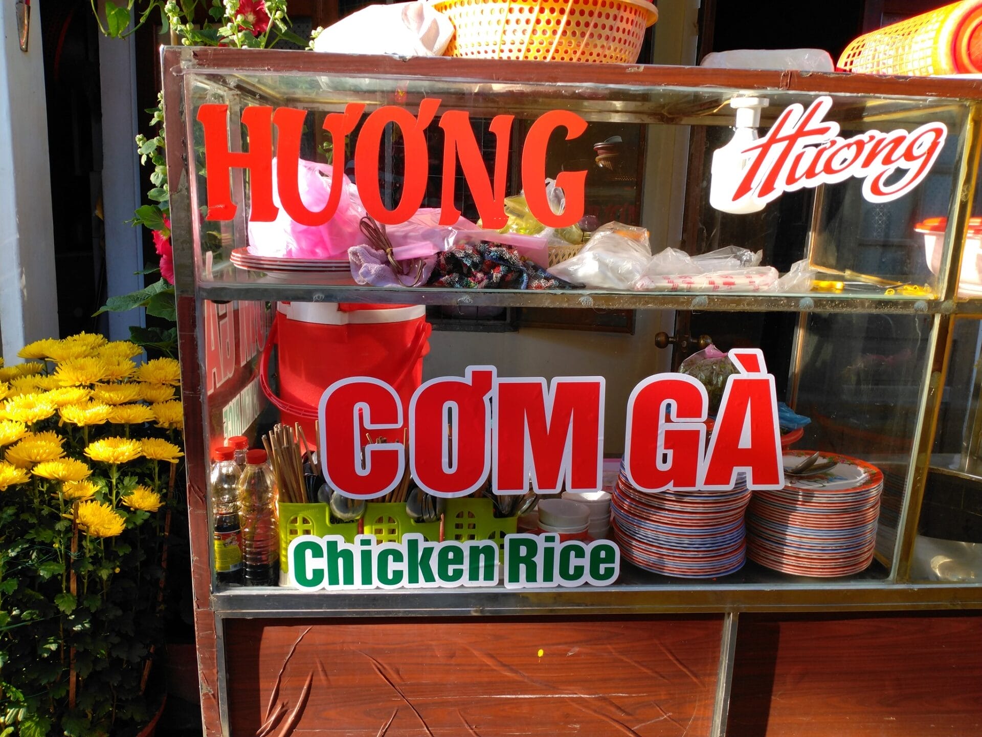 Cơm gà Hương không rầm rộ như những quán nổi tiếng giữa lòng phố cổ. Thế nhưng, chính hương vị đặc biệt cùng mức giá dễ chịu đã khiến nơi đây trở thành điểm dừng chân quen thuộc của nhiều du khách sành ăn khi đến Hội An. Chỉ mở cửa vào buổi tối, quán như một chốn lui về lý tưởng sau một ngày rong ruổi khám phá phố phường.Khi những bước chân bắt đầu mỏi và chiếc bụng réo gọi, cơm gà Hương sẽ níu chân bạn bằng hương thơm lan tỏa từ bếp củi đang nấu cơm.