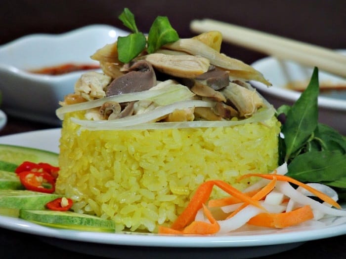 Cơm gà Thọ là một trong những địa chỉ lâu năm tại Hội An, được đông đảo thực khách yêu thích không kém gì cơm gà Bà Buội hay Bà Nga. Quán lúc nào cũng tấp nập khách ra vào, đặc biệt là vào các khung giờ cao điểm.