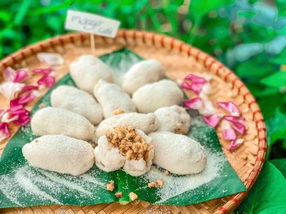 Bánh xoài Hội An - tinh hoa ẩm thực giản dị mà đậm đà, quyến rũ du khách bằng hương vị khó quên và nét đẹp văn hóa truyền thống. Từng chiếc bánh trắng muốt tựa những trái xoài non e ấp, ẩn chứa bên trong lớp vỏ dẻo mềm là sự hòa quyện tinh tế giữa vị béo ngậy của đậu phộng rang, cái ngọt dịu dàng của đường mật và thoảng hương thơm nồng nàn của gạo nếp quê hương.