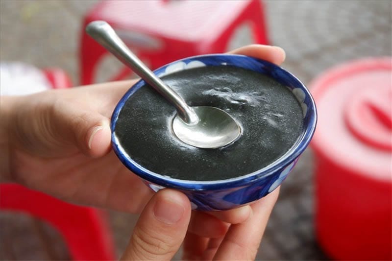 Chè Xí là một trong những biểu tượng ẩm thực lâu đời của Hội An, gắn liền với ký ức của bao thế hệ. Món chè đặc biệt này được nấu từ mè đen, đường bát, rau ngót và các loại lá dược liệu quý, mang đến hương vị thanh mát, bùi béo khó quên. Không chỉ đơn thuần là món ăn vặt dân dã, chè Xí còn được ví như một “thang thuốc bổ” tự nhiên, giúp hỗ trợ tiêu hóa và tăng cường tuần hoàn máu – một lựa chọn hoàn hảo cho những ai muốn vừa thưởng thức vừa bồi bổ cơ thể.