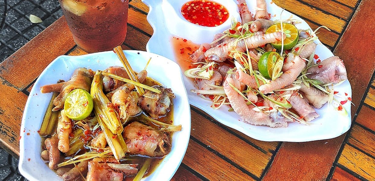 Nằm tại 238 Lý Thường Kiệt, quán chân gà cay là điểm đến quen thuộc của những tín đồ mê ăn vặt ở Hội An. Mỗi chiếc chân gà giòn rụm, tẩm ướp đậm đà, hòa quyện cùng nước chấm ngọt mặn cay nồng khiến thực khách "phải lòng" ngay từ lần thử đầu tiên. Không chỉ là món ăn, đây còn là trải nghiệm vị giác khó quên giữa lòng phố cổ.
