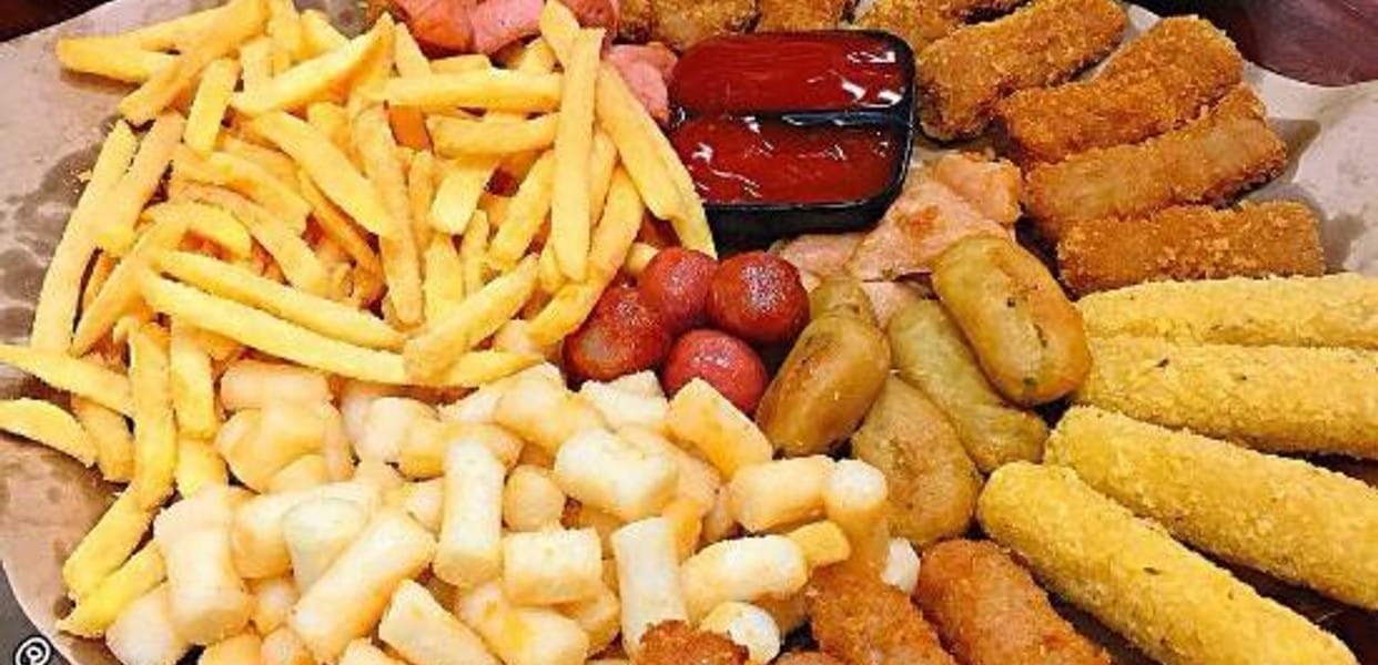 Giữa muôn vàn món ăn vặt hấp dẫn ở Hội An, nem chua rán tại quán số 42 Hùng Vương từ lâu đã trở thành “tọa độ ruột” của nhiều tín đồ ẩm thực. Những chiếc nem chua được chế biến kỹ lưỡng từ nguyên liệu chọn lọc, rán vàng giòn rụm bên ngoài, dẻo thơm bên trong, mang đến hương vị đậm đà khiến ai ăn một lần cũng nhớ mãi.