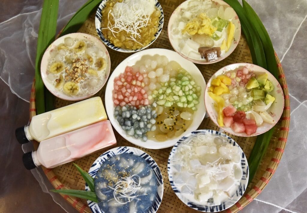 Quán chè Cô Nga được mệnh danh là “thiên đường món ngọt” giữa lòng Hội An, nơi lý tưởng để bạn thỏa sức thưởng thức các món chè mát lạnh chỉ từ 10.000VNĐ.