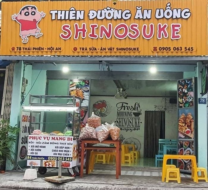 Shinosuke – thiên đường ăn vặt Hội An dành cho các tín đồ mê ẩm thực đường phố. Quán nổi bật với thực đơn phong phú, từ cơm cuộn, pizza đến trà sữa, tất cả đều có mức giá dễ chịu, phù hợp với học sinh, sinh viên và cả du khách muốn thưởng thức món ngon mà không lo về giá.