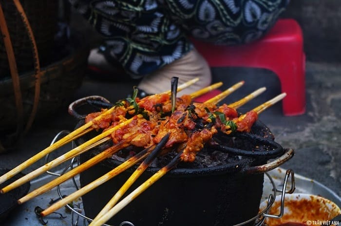 Dù chỉ là một gánh ăn vặt nhỏ nơi phố cổ, Quán Hoa vẫn khiến thực khách nhớ mãi không quên nhờ hương vị đặc trưng và không gian đầy thi vị. Tọa lạc ngay bên bờ sông thoáng đãng, quán mang đến trải nghiệm ẩm thực đậm chất Hội An với món bún thịt nướng và cao lầu được chế biến khéo léo, đậm đà hương vị, lại được trình bày vô cùng bắt mắt.