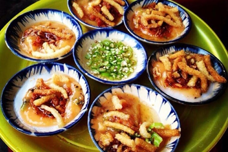 Món bánh bèo dân dã nhưng đậm đà hương vị này đã gắn bó với người dân Hội An suốt bao thập kỷ, trở thành một phần ký ức ẩm thực không thể phai mờ. Nhắc đến ịa chỉ ăn vặt Hội An không thể bỏ qua quán bánh bèo Bà Bảy – nơi chinh phục thực khách bằng ba yếu tố làm nên tên tuổi: lớp bánh mỏng mềm tinh tế, phần nhân đậm đà thơm ngon và chén nước chấm đặc trưng mang hương vị rất riêng. Đây chính là một trong những đặc sản Hội An mà bạn nhất định phải thử.