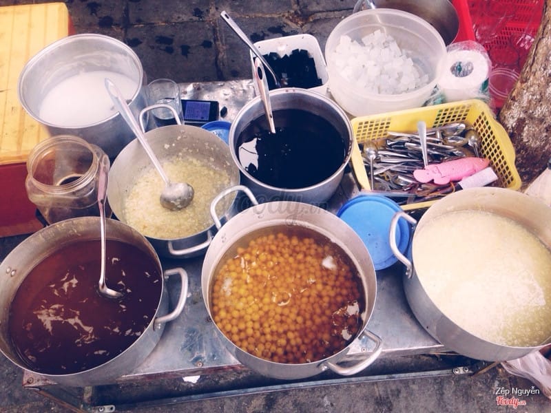 Chè Hạt Sen Phố Cổ là một trong những món ăn vặt tại Hội An, níu chân biết bao thực khách bởi hương vị tinh tế và mát lành. Sự kết hợp khéo léo giữa tào phớ mềm mịn, nước cốt dừa béo thơm và lớp caramen ngọt ngậy tạo nên một bản hòa ca tuyệt vời cho vị giác. Dù chỉ là một quán nhỏ giản dị giữa lòng phố cổ, nhưng không gian sạch sẽ cùng sự thân thiện, hiếu khách của chủ quán luôn mang lại cảm giác gần gũi và dễ chịu cho bất kỳ ai ghé qua. Đây chắc chắn là một điểm dừng chân lý tưởng để bạn vừa giải nhiệt vừa thưởng thức trọn vẹn hương vị đặc sản Hội An.