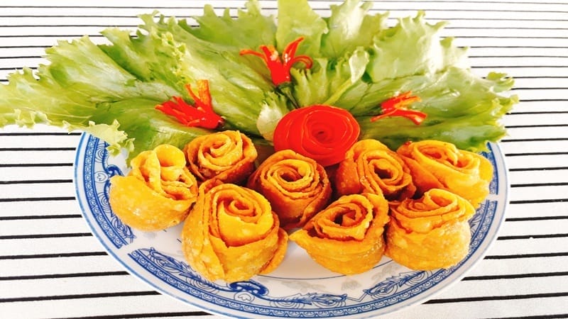 Từng miếng hoành thánh vàng giòn rụm, thơm lừng hương vị biển cả, được rưới lên lớp sốt đặc biệt chua ngọt từ dứa, cà chua và nấm rơm béo ngậy. Ăn kèm rau cải non tươi mát, hành lá giòn cay cùng ngò rí thơm nồng – một sự kết hợp hoàn hảo khiến thực khách mê mẩn ngay lần đầu thưởng thức!