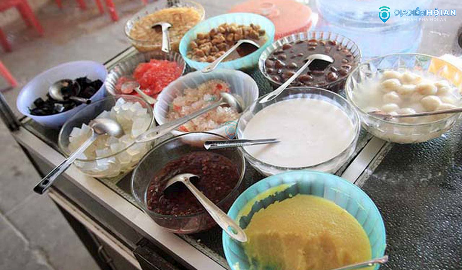Ẩm thực đường phố Hội An nổi tiếng với vô vàn món ăn vặt hấp dẫn, và một trong những món mà bạn nhất định phải thử chính là Chè Thưng Cô Lệ. Món chè dân dã này được nấu từ các nguyên liệu quen thuộc như khoai lang, khoai sáp, bột báng, bột khoai, nước cốt dừa và lá dứa, hòa quyện tạo nên hương vị béo ngậy, thơm lừng và ngọt thanh rất đặc trưng.