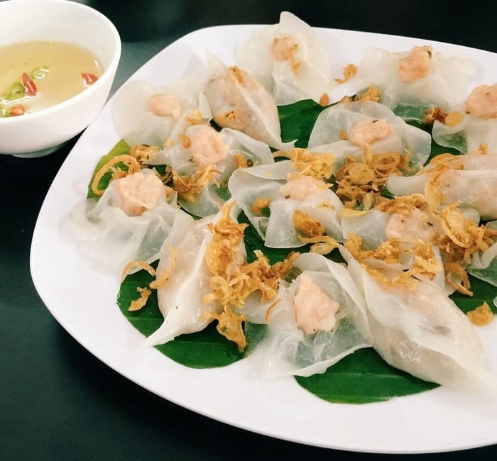 Bánh vạc Hội An, hay còn được du khách quốc tế trìu mến gọi là "White Rose", là một trong những món ăn vặt hấp dẫn tại phố cổ. Bạn có thể dễ dàng bắt gặp món bánh tinh tế này tại khu chợ Hội An sầm uất.