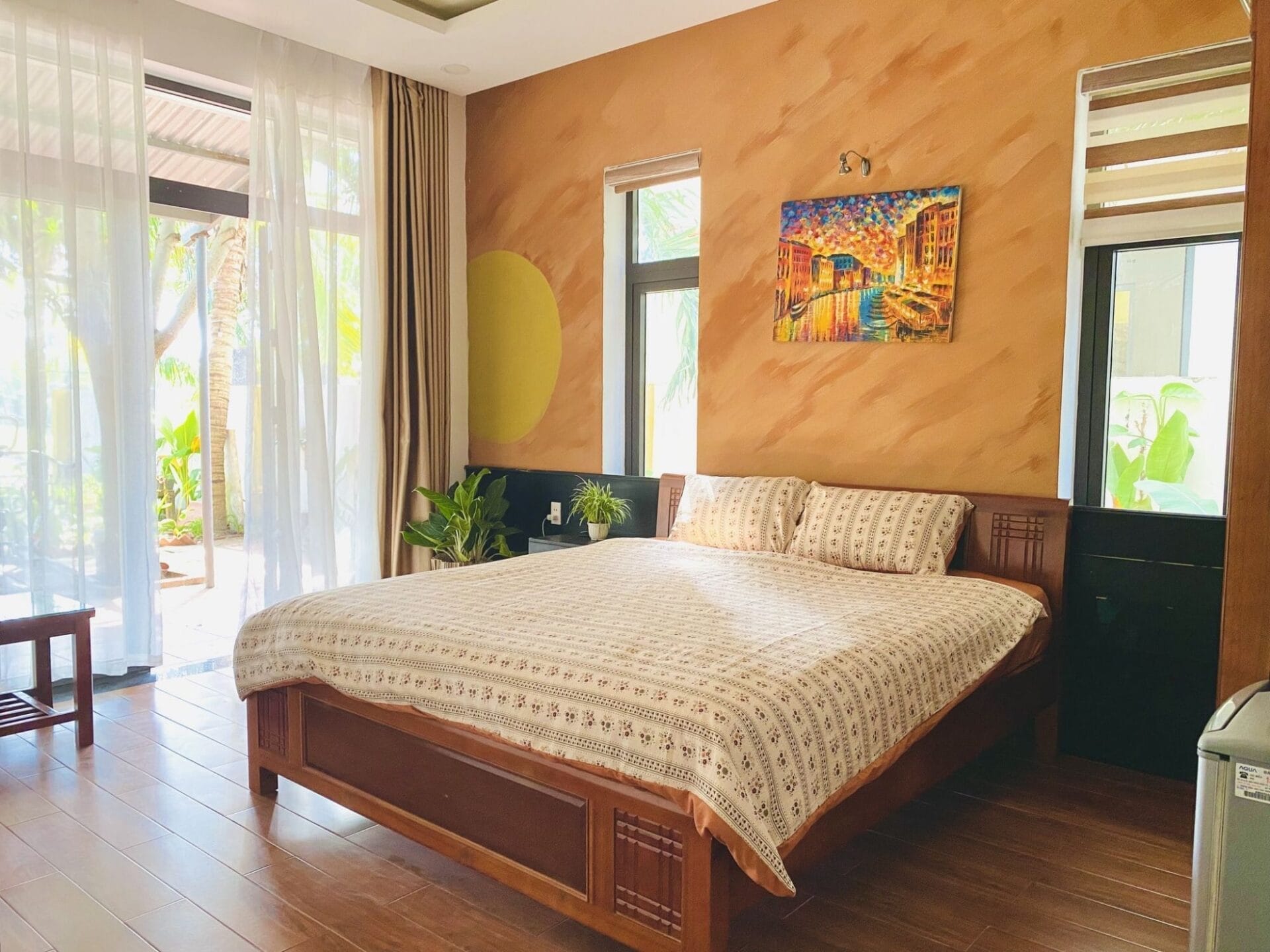 Bước vào phòng nghỉ tại Laoxao Homestay, bạn sẽ ngay lập tức cảm nhận được sự hòa quyện giữa phong cách tối giản hiện đại và nét tinh tế trong từng đường nét thiết kế. Không gian được bài trí gọn gàng, sạch sẽ với tông màu trung tính ấm áp, tạo cảm giác thư thả ngay từ cái nhìn đầu tiên. Mỗi góc phòng đều được chăm chút tỉ mỉ, từ những món đồ nội thất đơn giản nhưng đầy phong cách đến ánh sáng dịu nhẹ giúp xua tan mọi mệt mỏi.