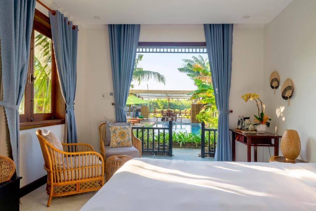 New Sunshine Homestay chỉ cách trung tâm phố cổ Hội An vài phút di chuyển. Với khu vườn nhỏ xinh, bể bơi ngoài trời trong veo và không gian ấm cúng, nơi đây mang đến cảm giác gần gũi như đang ở nhà. Homestay được trang bị đầy đủ tiện nghi hiện đại cùng đội ngũ nhân viên thân thiện, sẵn sàng hỗ trợ mọi lúc – là lựa chọn tiết kiệm nhưng vẫn trọn vẹn trải nghiệm cho du khách ghé thăm Hội An.