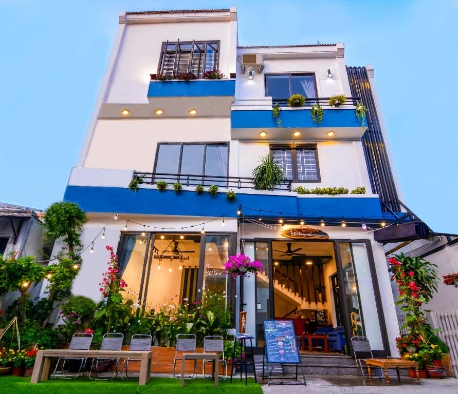 Tại May's House Homestay, từng vật dụng nhỏ xinh với sắc màu tươi tắn như thể được lấy ra từ những trang truyện cổ tích, mang đến cảm giác vừa quen vừa lạ. Nằm giữa không gian thôn quê yên bình, giản dị và mộc mạc, nơi đây là lựa chọn lý tưởng cho những ai muốn tìm về sự thư thái giữa lòng Hội An. Homestay giá rẻ Hội An này không chỉ trang bị đầy đủ tiện nghi hiện đại mà còn có khu sân thượng thoáng mát, nơi bạn có thể ngồi nhâm nhi tách trà, ngắm hoàng hôn và hít thở bầu không khí trong lành. Với không gian rộng rãi, ấm cúng, May's House đặc biệt phù hợp cho các nhóm bạn đông người hay gia đình có trẻ nhỏ muốn tận hưởng những giây phút sum vầy đáng nhớ.