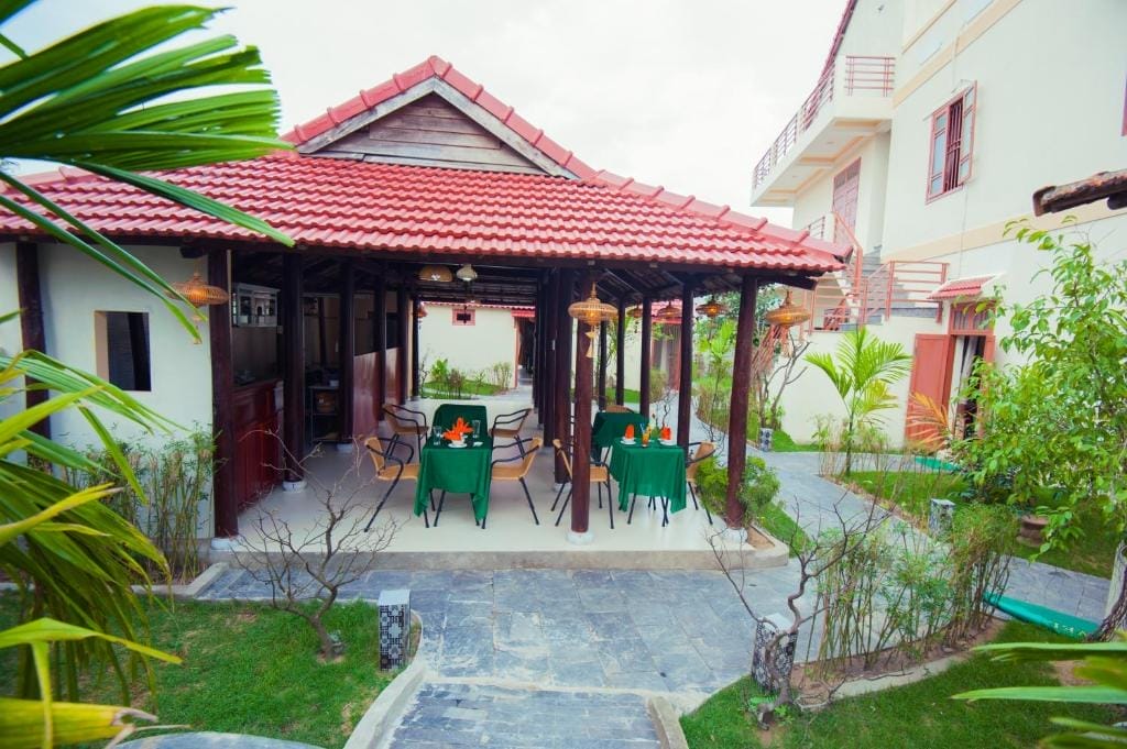 Herbal Tea Homestay là homestay giá rẻ Hội An đáng trải nghiệm cho những ai khao khát sự bình yên và trải nghiệm nghỉ dưỡng đẳng cấp. Từng góc nhỏ tại đây đều được chăm chút tỉ mỉ, mang đến một không gian sống động, sang trọng nhưng vô cùng gần gũi với thiên nhiên.Herbal Tea Homestay là homestay giá rẻ Hội An đáng trải nghiệm cho những ai khao khát sự bình yên và trải nghiệm nghỉ dưỡng đẳng cấp. Từng góc nhỏ tại đây đều được chăm chút tỉ mỉ, mang đến một không gian sống động, sang trọng nhưng vô cùng gần gũi với thiên nhiên.