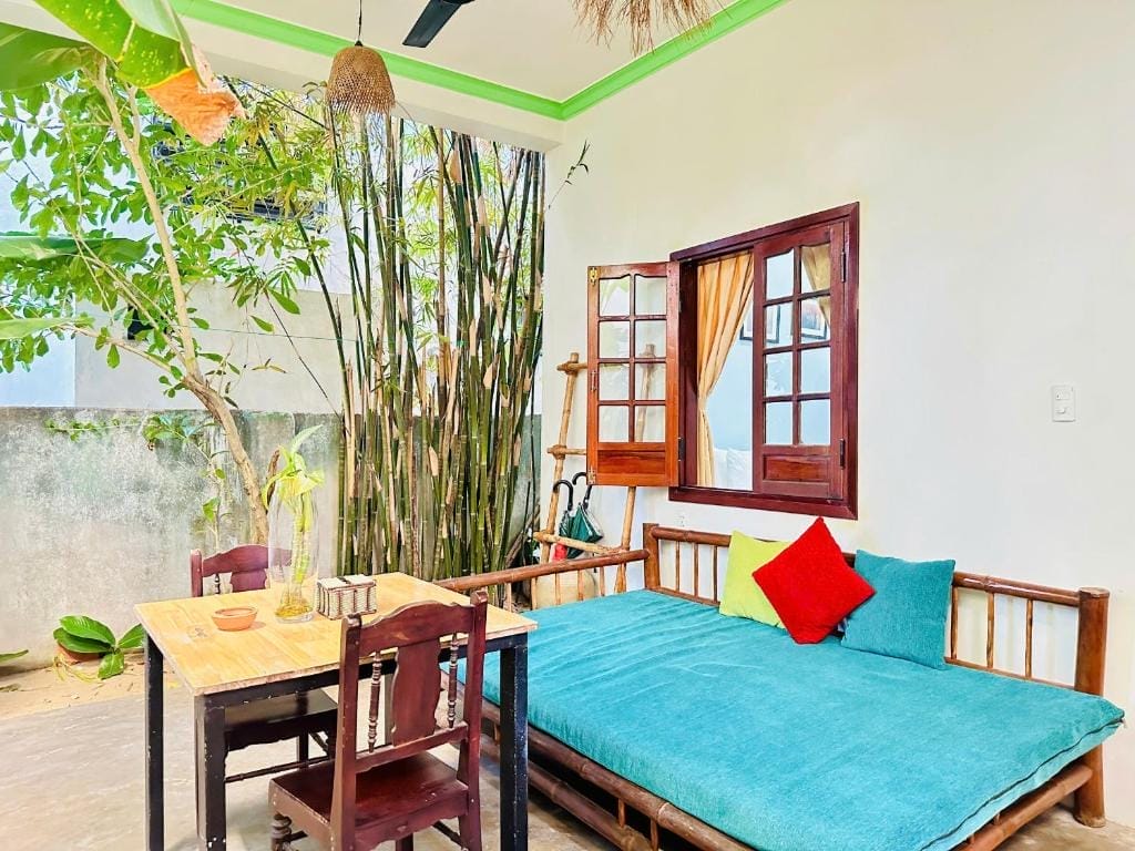Các phòng tại Hội An Small Little Family được thiết kế theo phong cách không gian mở, ngập tràn ánh sáng và gió trời nhờ hai ô cửa sổ rộng thoáng trong mỗi phòng. Homestay giá rẻ Hội An này bao quanh là khu vườn xanh mướt với nhiều loại cây cối, mang đến cảm giác bình yên, mộc mạc và gần gũi với thiên nhiên như thể bạn đang sống giữa một Hội An thu nhỏ, dịu dàng và trong lành.Các phòng tại Hội An Small Little Family được thiết kế theo phong cách không gian mở, ngập tràn ánh sáng và gió trời nhờ hai ô cửa sổ rộng thoáng trong mỗi phòng. Homestay giá rẻ Hội An này bao quanh là khu vườn xanh mướt với nhiều loại cây cối, mang đến cảm giác bình yên, mộc mạc và gần gũi với thiên nhiên như thể bạn đang sống giữa một Hội An thu nhỏ, dịu dàng và trong lành.