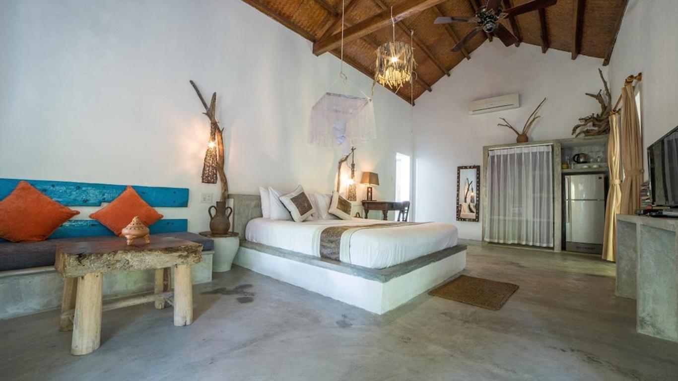 An Bang Beach Hideaway là chốn "ẩn mình" lý tưởng dành cho những tâm hồn tìm kiếm sự bình yên và thư giãn tuyệt đối. Nơi đây mang đến cảm giác nhẹ nhàng, trong trẻo nhờ sự hòa quyện tinh tế giữa sắc trắng thanh lịch, vàng ấm áp và xanh dịu mát. Tuy không nằm gần phố cổ Hội An, homestay giá rẻ Hội An này lại là điểm đến hoàn hảo cho những ai muốn tạm rời xa nhịp sống ồn ào, đắm mình trong không gian biển vắng đầy thơ mộng.