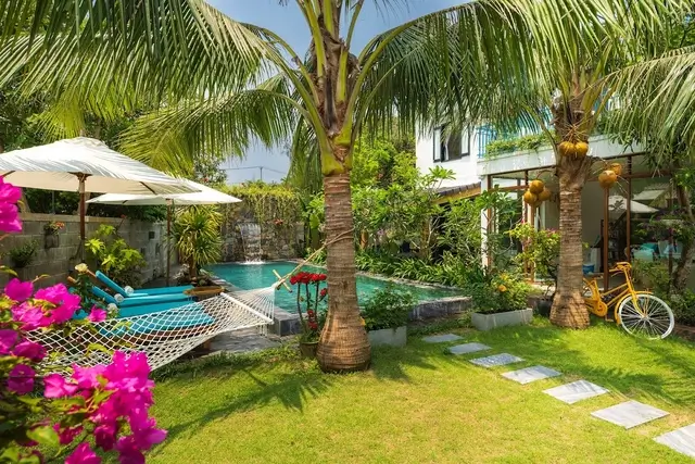 Với thiết kế mộc mạc, ấm cúng như một chốn dừng chân thân quen, Phượng Vĩ là homestay giá rẻ Hội An dễ dàng chinh phục trái tim của những ai ghé thăm. Mỗi căn phòng đều yên tĩnh, sạch sẽ, mang đến cảm giác thư giãn tuyệt đối sau hành trình khám phá. Chủ nhà thân thiện, hiếu khách và luôn sẵn sàng hỗ trợ tận tình, khiến du khách cảm thấy như đang ở nhà. Không ngạc nhiên khi nơi đây trở thành điểm dừng chân yêu thích của nhiều du khách quốc tế.