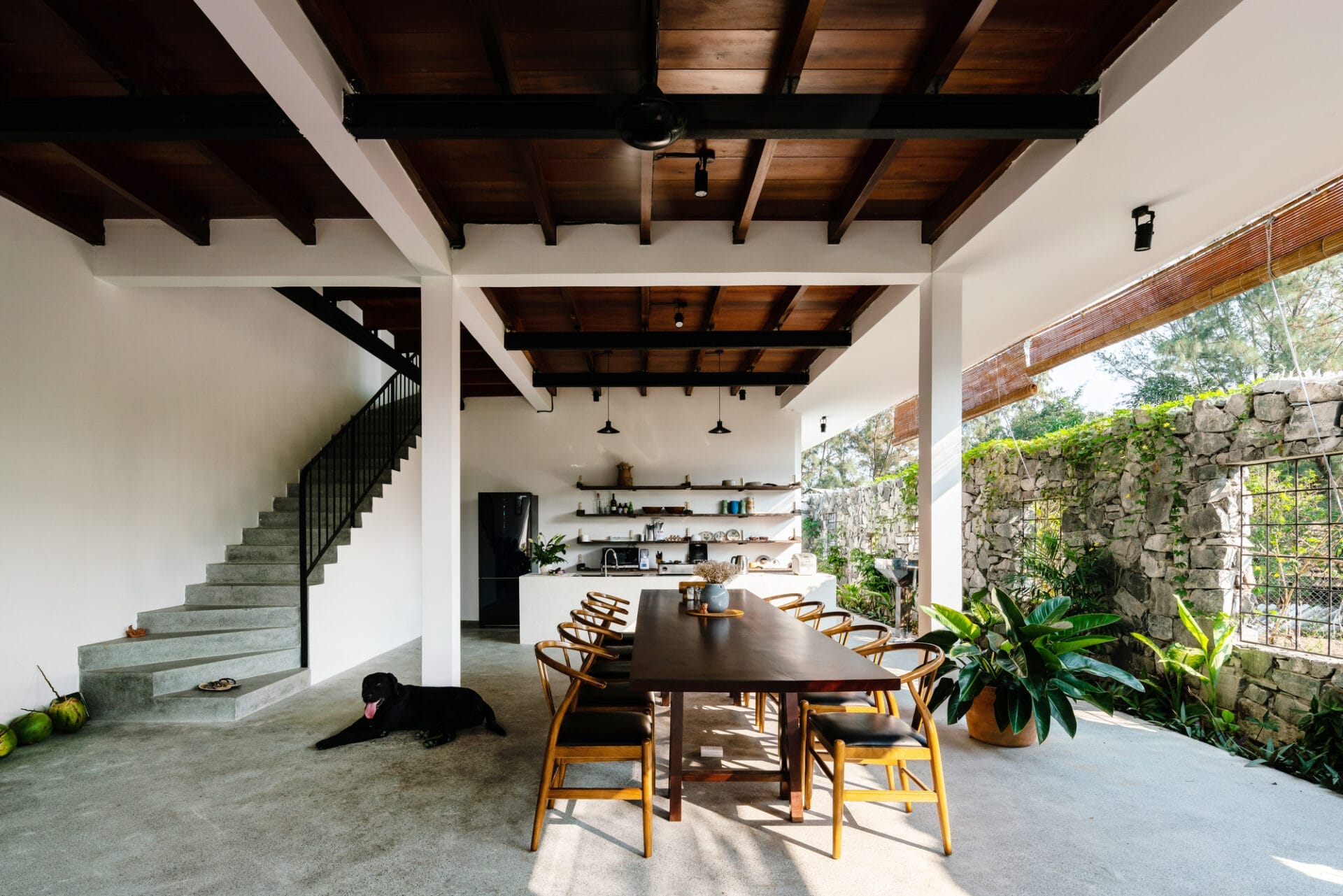 Far Homestay nằm cách bãi biển Hà My chỉ 900m, cách biển An Bàng 3km và cách phố cổ Hội An 5km – một vị trí lý tưởng dành cho những tâm hồn yêu biển, đam mê khám phá nắng gió hơn là sự trầm mặc của phố cổ. Với số lượng phòng giới hạn, nơi đây mang lại không gian riêng tư, yên tĩnh tuyệt đối cho những ai đang tìm kiếm sự nghỉ ngơi thật sự.