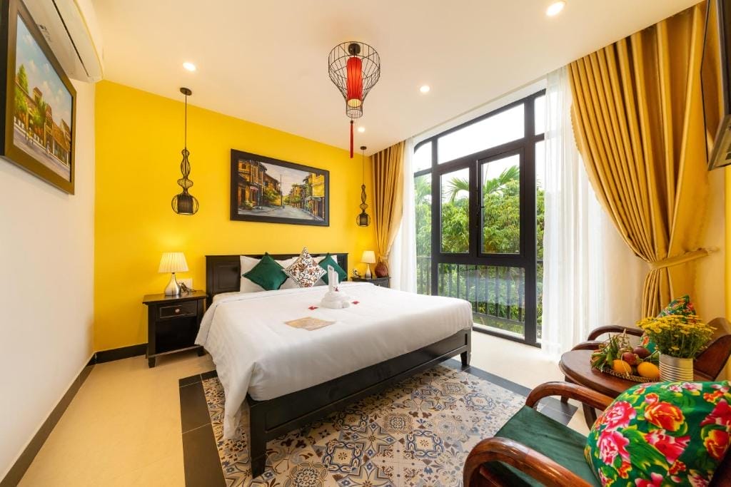 Nếu bạn đang tìm một homestay giá rẻ Hội An gần trung tâm, thuận tiện để khám phá mọi ngóc ngách của phố cổ và các địa danh nổi tiếng, thì Coco Viet Homestay chính là lựa chọn không thể bỏ lỡ. Tọa lạc tại vị trí "vàng" của thành phố, nơi chỉ vài bước chân là đến Bảo tàng Lịch sử Hội An, Chùa Cầu và chỉ 17 phút đi bộ đến Hội Quán Triều Châu. Thậm chí, nếu bạn yêu thích thể thao, sân golf cũng chỉ cách đó 14km.Nếu bạn đang tìm một homestay giá rẻ Hội An gần trung tâm, thuận tiện để khám phá mọi ngóc ngách của phố cổ và các địa danh nổi tiếng, thì Coco Viet Homestay chính là lựa chọn không thể bỏ lỡ. Tọa lạc tại vị trí "vàng" của thành phố, nơi chỉ vài bước chân là đến Bảo tàng Lịch sử Hội An, Chùa Cầu và chỉ 17 phút đi bộ đến Hội Quán Triều Châu. Thậm chí, nếu bạn yêu thích thể thao, sân golf cũng chỉ cách đó 14km.