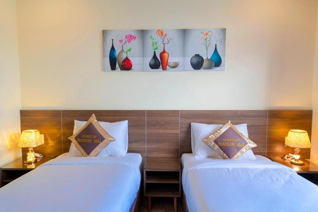 Nếu bạn yêu thích sự ấm cúng và mê mẩn những chậu cây xanh mướt, homestay giá rẻ Hội An này chính là chốn dừng chân lý tưởng dành cho bạn. Không gian ngập tràn sắc vàng rực rỡ tạo cảm giác tươi sáng và đầy sức sống, như một góc nhỏ hạnh phúc giữa lòng Hội An. Tại đây, bạn sẽ tìm thấy sự yên bình hiếm có, hoàn hảo cho những buổi chiều thảnh thơi, chỉ cần một tách trà và chút ánh nắng là đủ để trái tim dịu lại.