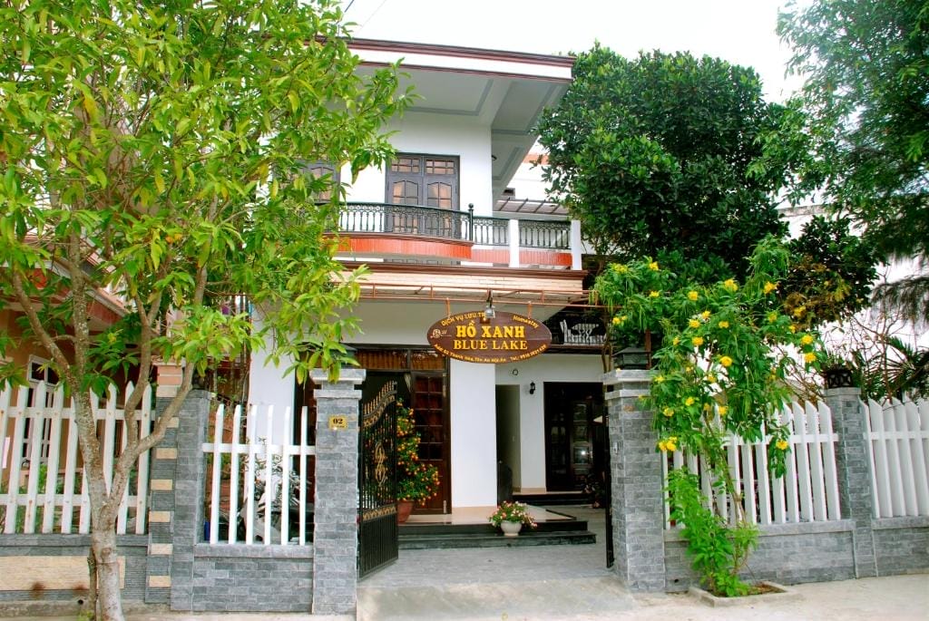 Ẩn mình giữa cánh đồng lúa xanh mướt, Blue Lake là homestay Hội An giá rẻ mang đến cho du khách một không gian lưu trú mộc mạc, gần gũi nhưng vẫn đầy tinh tế. Với lối thiết kế đơn giản mà ấm áp, nơi đây gợi cảm giác như trở về chốn bình yên xưa cũ. Những góc sống ảo được chăm chút tỉ mỉ tại homestay cũng là điểm hẹn lý tưởng cho những tâm hồn yêu cái đẹp. Chỉ cách phố cổ Hội An khoảng 7 phút đi xe máy, Blue Lake là lựa chọn hoàn hảo để bạn tận hưởng cả sự tĩnh lặng của làng quê lẫn nhịp sống cổ kính của phố Hội.