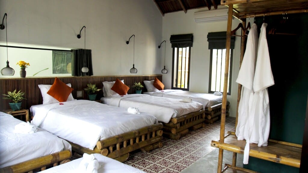 Home Farm là sự giao thoa độc đáo giữa homestay và villa, mang đậm nét mộc mạc và tinh tế. Mỗi góc nhỏ đều được chăm chút tỉ mỉ — từ chiếc chum gốm, gáo dừa đến những viên gạch bông cổ điển, tất cả hòa quyện tạo nên một không gian đầy cuốn hút. Nội thất chủ yếu làm từ gỗ tre như giường, ghế, tủ, thậm chí cả mái nhà, vừa mang đến sự gần gũi với thiên nhiên, vừa giúp bạn cảm nhận được sự mát mẻ, thư thái trong từng hơi thở.