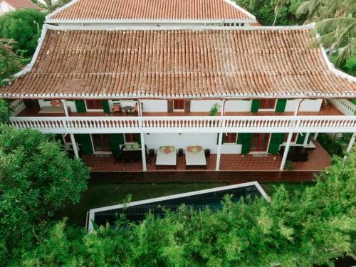 Heron House Hoi An như một ốc đảo tách biệt khỏi thế giới ồn ào, nơi bạn có thể hoàn toàn thả lỏng giữa không gian yên bình và đầy tinh tế. Với hồ bơi riêng nhìn thẳng ra cánh đồng rộng lớn xanh mướt, mỗi khoảnh khắc ở đây đều mang lại cảm giác thư giãn tuyệt đối. Nếu bạn đang tìm kiếm một homestay giá rẻ Hội An nơi có thể vừa nghỉ ngơi, vừa cảm nhận trọn vẹn vẻ đẹp mộc mạc của miền quê thì Heron House chính là lựa chọn không thể bỏ qua.