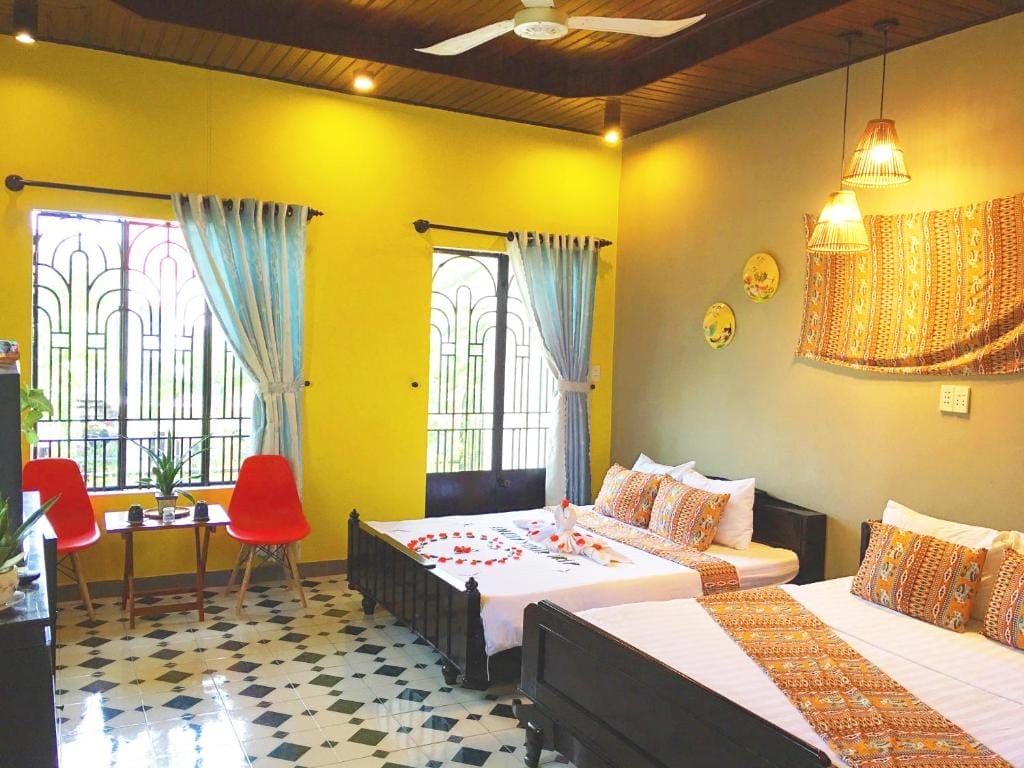 Chỉ cách chùa Cầu một quãng ngắn, Longan Loongboong như một góc nhỏ diệu kỳ giữa lòng phố cổ. Với không gian xanh mướt và lối thiết kế tinh tế trong từng căn phòng, homestay giá rẻ Hội An này mang đến cảm giác như bạn đang lạc vào một khu rừng cổ tích. Dịch vụ chu đáo, không khí yên bình – tất cả tạo nên một điểm dừng chân lý tưởng cho những ai muốn tạm gác lại nhịp sống hối hả và tận hưởng những khoảnh khắc thật nhẹ nhàng.