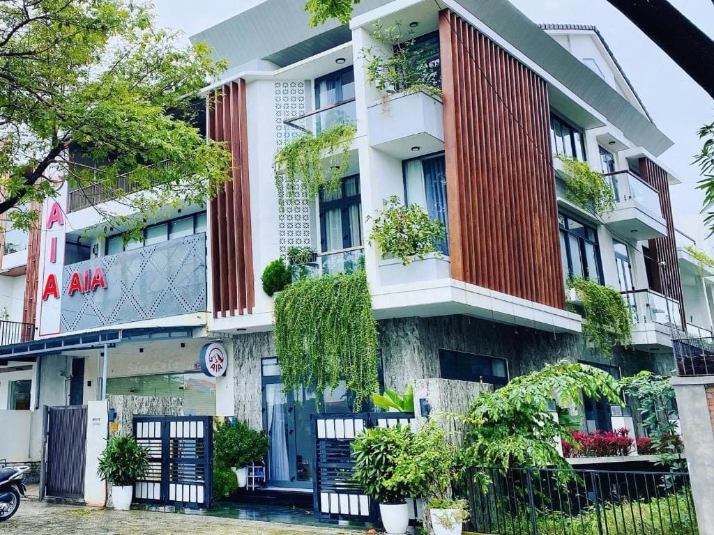 Cloudy Homestay là homestay giá rẻ Hội An dành cho những ai muốn tận hưởng không gian yên bình nhưng vẫn gần trung tâm Hội An – chỉ cách Bảo tàng lịch sử chưa đầy 1km. Mỗi căn phòng tại đây được thiết kế tinh tế với gam màu trắng chủ đạo, vừa hiện đại vừa trang nhã, đầy đủ tiện nghi và có ban công đón gió trời mát rượi. Đặc biệt, bạn có thể mượn xe đạp miễn phí để thong dong khám phá từng góc phố cổ, tận hưởng trọn vẹn vẻ đẹp nên thơ của Hội An.