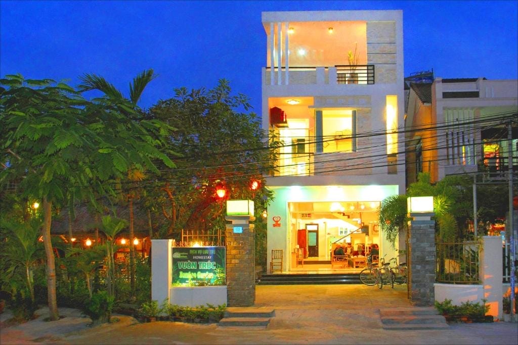 Chỉ cách phố cổ Hội An 10 phút và hai bãi biển nổi tiếng Cửa Đại, An Bàng khoảng 15 phút đạp xe, Bamboo Homestay là điểm dừng chân lý tưởng cho những ai vừa muốn đắm mình trong vẻ đẹp cổ kính, vừa khao khát cảm nhận hơi thở biển khơi dịu mát.