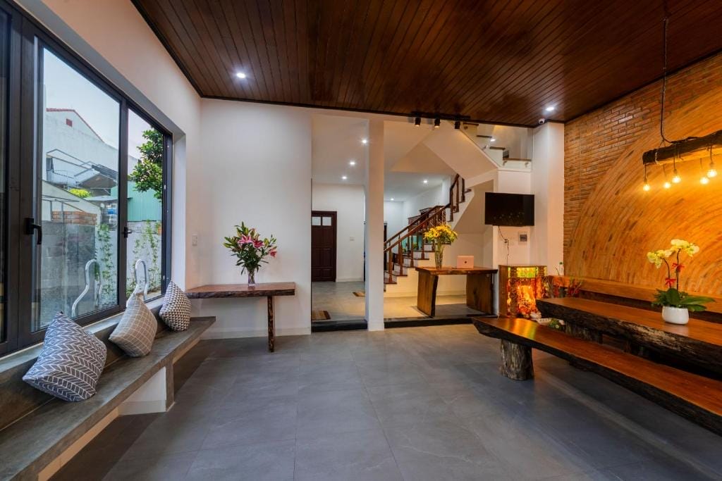 The 1993 Homestay là một trong những homestay giá rẻ Hội An đáng trải nghiệm khi bạn ghé thăm phố cổ. Không chỉ bởi vị trí thuận tiện mà còn bởi vẻ đẹp độc đáo khó lẫn. Ngay từ cái nhìn đầu tiên, homestay gây ấn tượng với lối kiến trúc tinh tế, nổi bật cùng những mảng tường gạch đỏ rực rỡ mang đậm dấu ấn hoài cổ. Dù mang tên “homestay”, nhưng thiết kế tại đây không hề kém cạnh những khách sạn cao cấp, với không gian tối giản, hiện đại mà vẫn ấm cúng. Đặc biệt, vào những ngày thời tiết dễ chịu, bạn nhất định phải trải nghiệm hồ bơi ngoài trời trong xanh, nơi lý tưởng để thư giãn và tận hưởng vẻ đẹp an yên của Hội An.