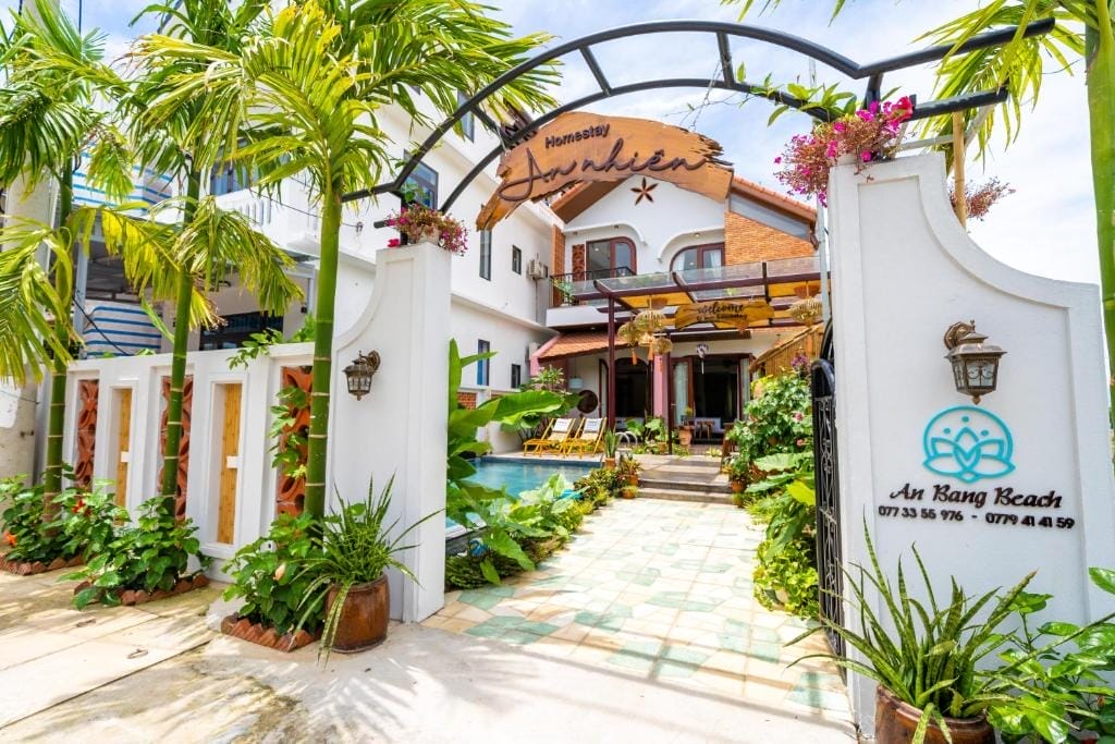 An Nhiên là homestay giá rẻ Hội An lý tưởng cho những chuyến du lịch nhóm từ 4–10 người hoặc cả gia đình, với lựa chọn đa dạng từ phòng suite sang trọng đến villa có hồ bơi riêng. Tại đây, bạn sẽ được tận hưởng kỳ nghỉ chuẩn 5 sao với loạt tiện nghi hấp dẫn như: hồ bơi miễn phí, xe đưa đón sân bay, bồn tắm nóng thư giãn, khu BBQ sân vườn ấm cúng, sân hiên phơi nắng ngập tràn ánh sáng,…