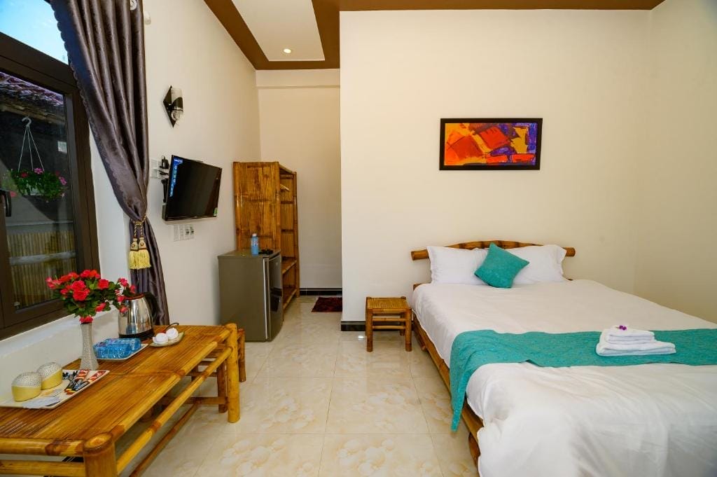 Chỉ cách chùa Cầu một quãng ngắn, Garden Sea như một viên ngọc ẩn mình giữa lòng phố cổ Hội An cổ kính. Bước qua cánh cửa nhỏ, bạn sẽ lạc vào một thế giới diệu kỳ, nơi không gian xanh mướt được tạo nên từ những tán cây rủ bóng, những chậu hoa nhỏ xinh và tiếng nước chảy róc rách như bản nhạc thiên nhiên êm dịu.