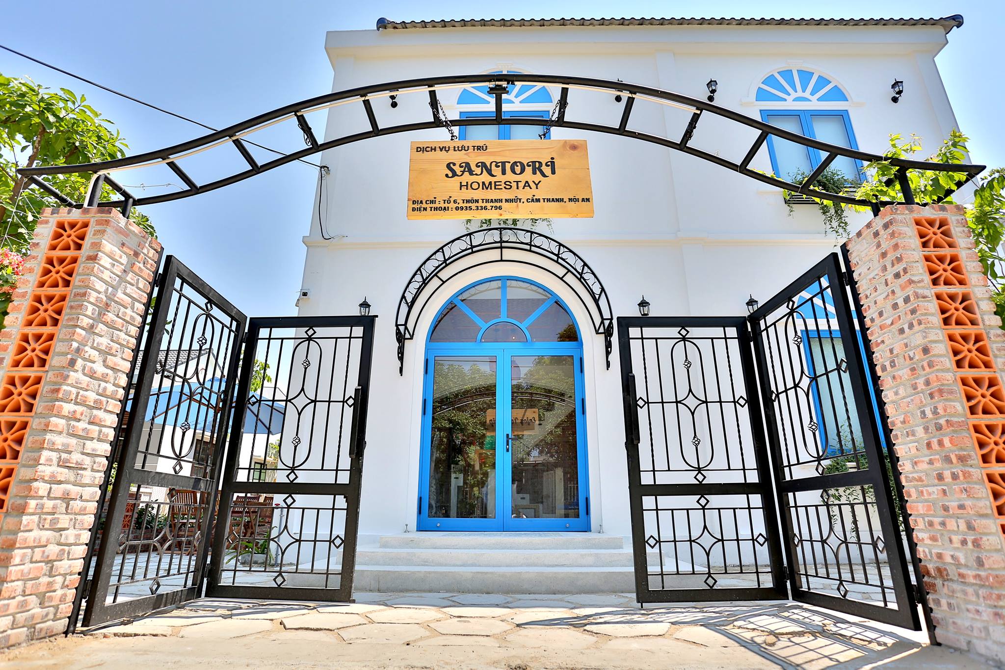 Santori Hoi An Homestay mang đến một làn gió Địa Trung Hải giữa lòng phố cổ với phong cách Santorini đặc trưng của Hy Lạp. Không gian nơi đây ngập tràn sắc trắng tinh khôi hòa quyện cùng sắc xanh biển dịu mát, tạo nên một thiên đường nghỉ dưỡng vừa phóng khoáng vừa tràn đầy năng lượng. Mỗi góc nhỏ đều được chăm chút để trở thành background hoàn hảo cho những bức ảnh check-in hút mắt. Chưa dừng lại ở đó, homestay giá rẻ Hội An này còn ghi điểm với sân hiên tắm nắng thư giãn, dịch vụ cho thuê xe đạp để bạn vi vu khám phá và bữa sáng đa dạng, đậm đà hương vị đặc sản Hội An đang chờ bạn thưởng thức.Santori Hoi An Homestay mang đến một làn gió Địa Trung Hải giữa lòng phố cổ với phong cách Santorini đặc trưng của Hy Lạp. Không gian nơi đây ngập tràn sắc trắng tinh khôi hòa quyện cùng sắc xanh biển dịu mát, tạo nên một thiên đường nghỉ dưỡng vừa phóng khoáng vừa tràn đầy năng lượng. Mỗi góc nhỏ đều được chăm chút để trở thành background hoàn hảo cho những bức ảnh check-in hút mắt. Chưa dừng lại ở đó, homestay giá rẻ Hội An này còn ghi điểm với sân hiên tắm nắng thư giãn, dịch vụ cho thuê xe đạp để bạn vi vu khám phá và bữa sáng đa dạng, đậm đà hương vị đặc sản Hội An đang chờ bạn thưởng thức.