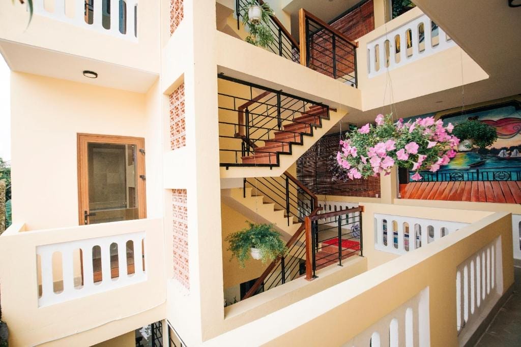 Chỉ cách những địa điểm du lịch nổi tiếng của Hội An như Hội Quán Triều Châu, Chùa Cầu, Làng Mộc Kim Bồng hay Đền Quan Đế chưa đầy 500m. Ấn tượng với kiến trúc độc đáo và hệ thống tranh tường nghệ thuật sống động, homestay giá rẻ Hội An này còn có hồ bơi riêng nằm ngay trong khuôn viên xanh mát, nơi bạn có thể thư giãn sau một ngày dạo chơi. Đứng từ ban công, cả một góc Hội An thu bé lại trong tầm mắt, còn bên dưới là những hàng quán địa phương thơm lừng, sẵn sàng chào đón bạn với hương vị ẩm thực đậm đà bản sắc phố Hội.